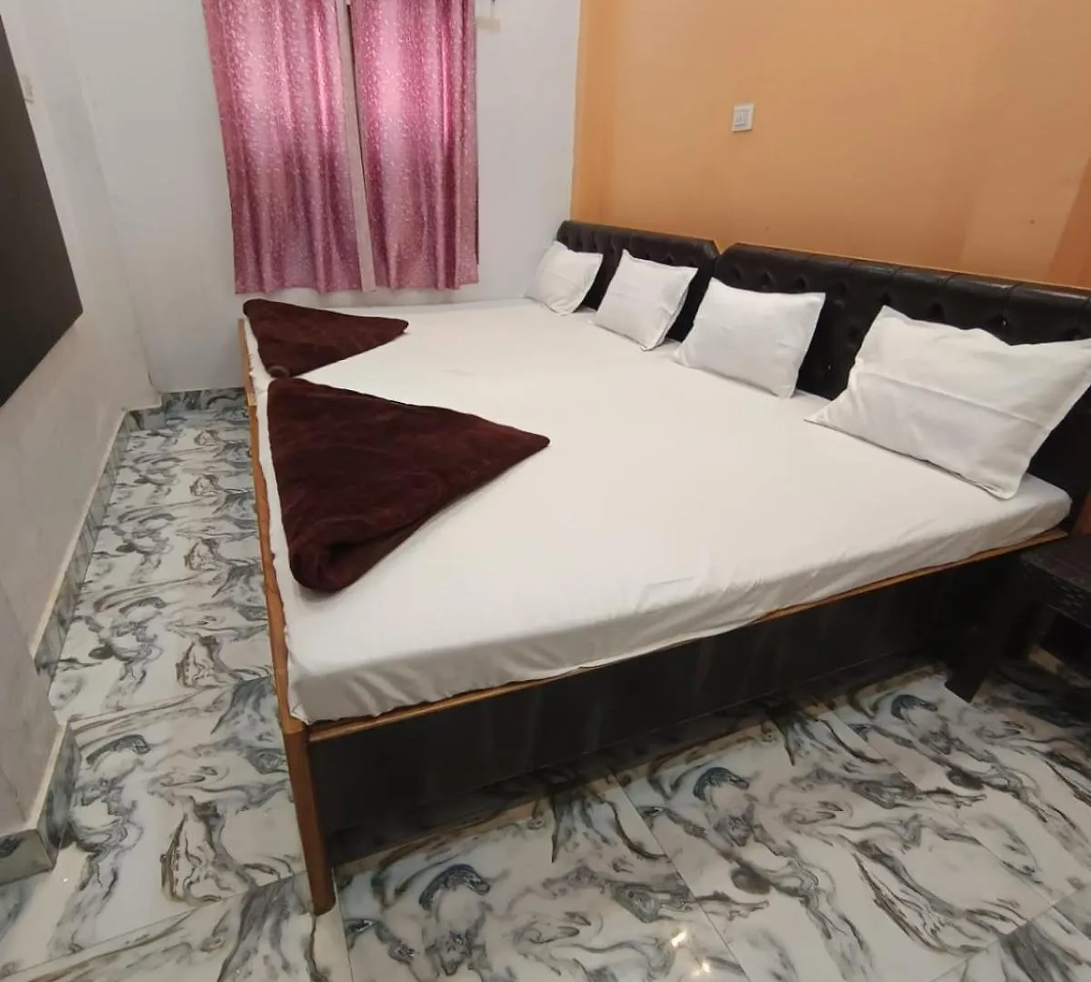 New Lakshman Guest House Váránaszi