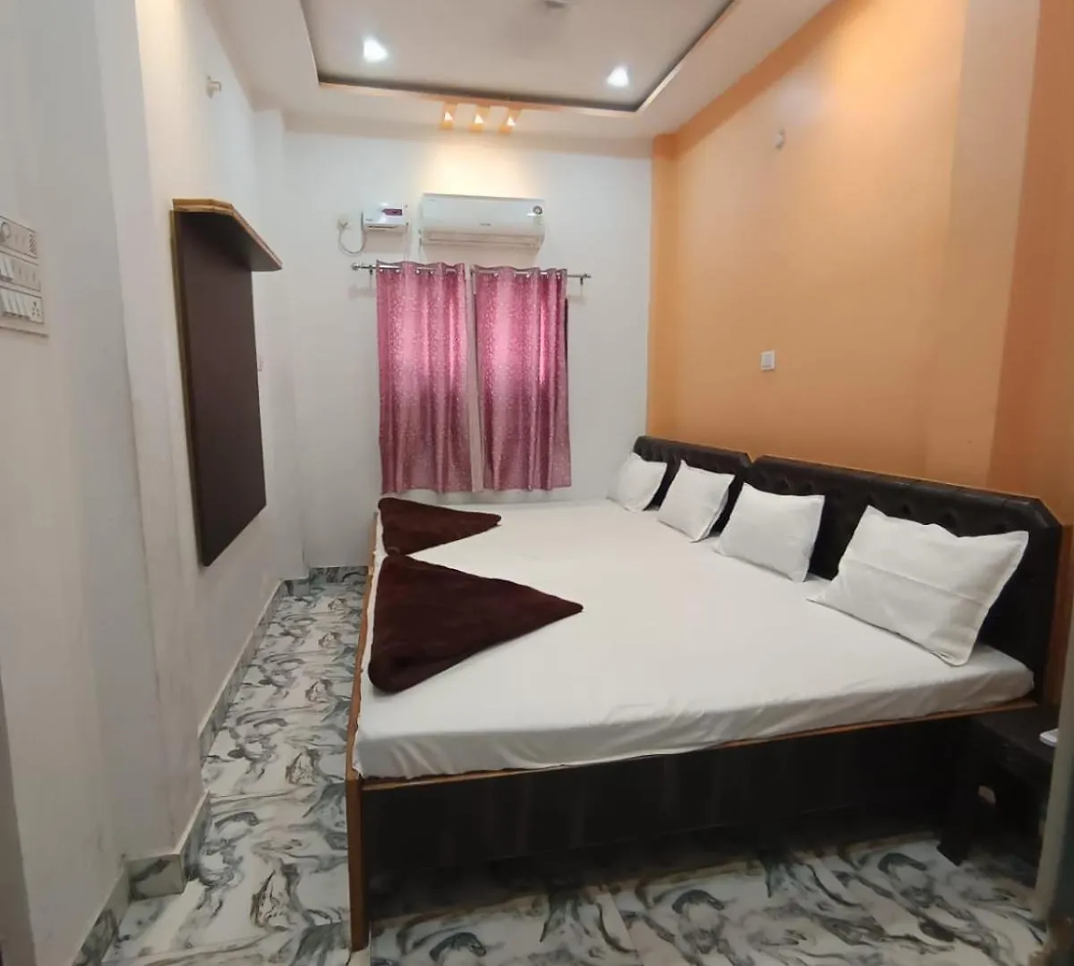 New Lakshman Guest House Váránaszi